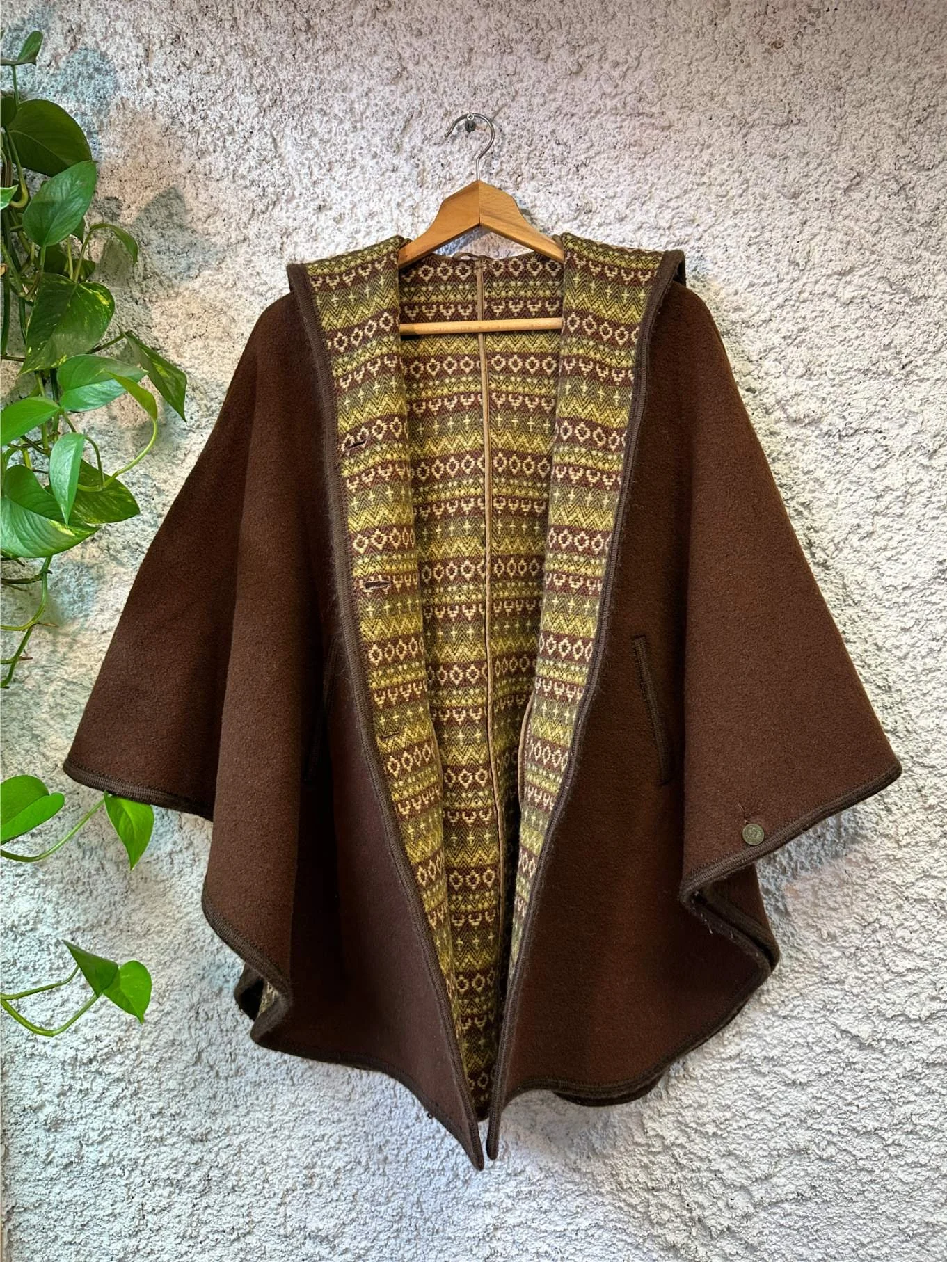 Vintage poncho in perfect condition.<br/>Brand: Merlet. Original